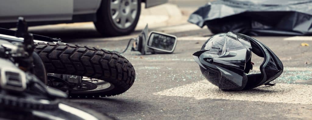 Moto y casco en la calle tras un peligroso incidente de tráfico