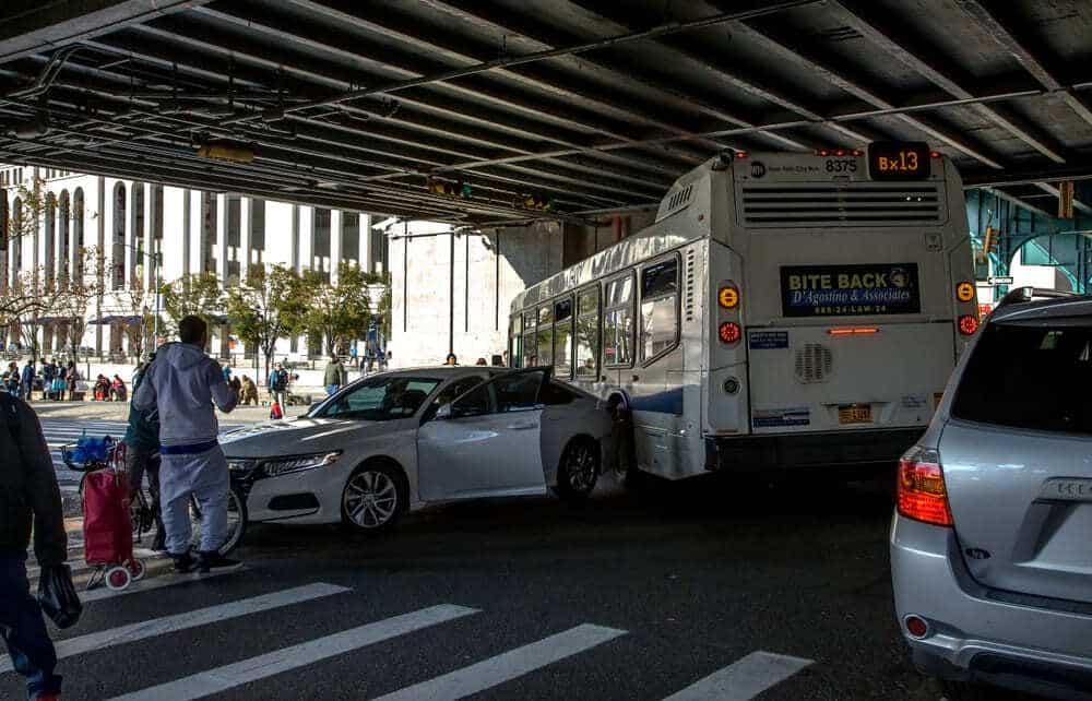 Accidente de tráfico en un cruce